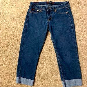 Dark blue cropped jeans.